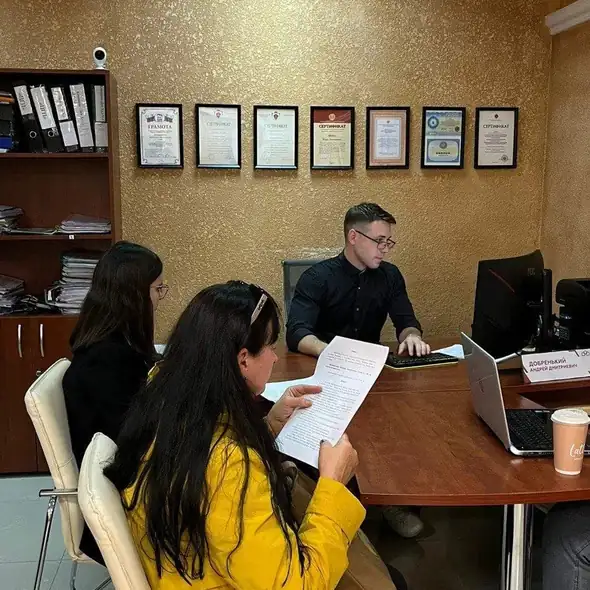 Клиенты читают документы у юриста в офисе, Симферополь
